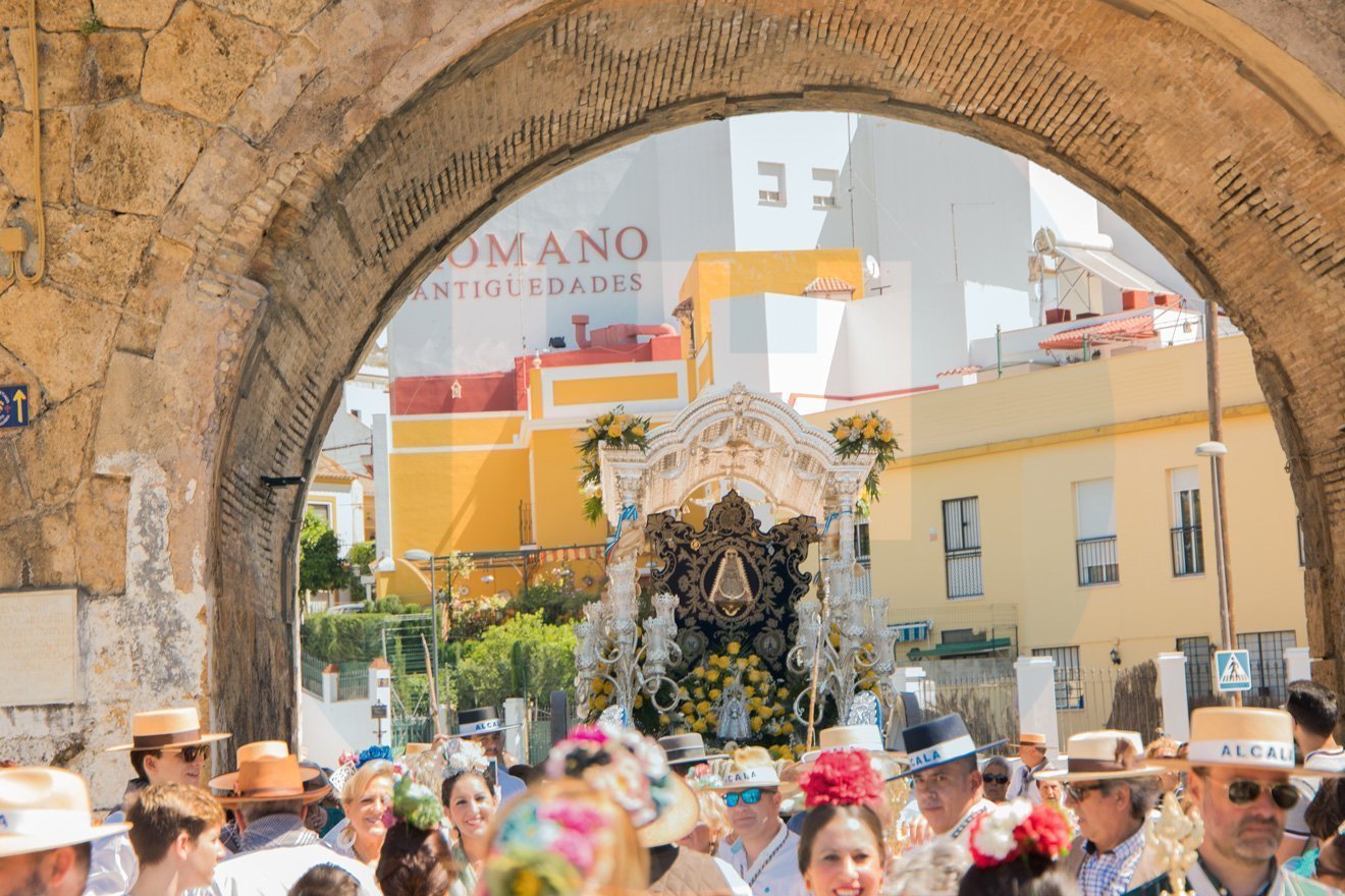 La Virgen del Rocío entra en su templo tras cerca de diez horas de procesión