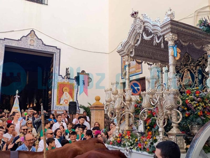 La Hermandad del Rocío de Alcalá llena de color las calles en el arranque de su peregrinación / Víctor Fernández