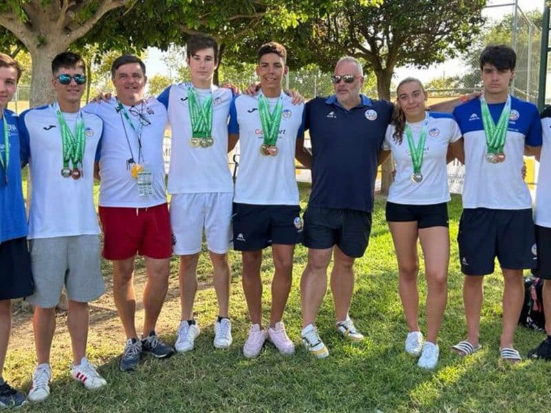 Los nadadores del club alcalareño, acompañados de su entrenador, Kiko Porcar