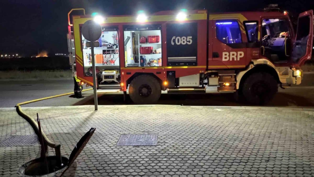 Camión de bomberos desplegado para tratar de sofocar las llamas