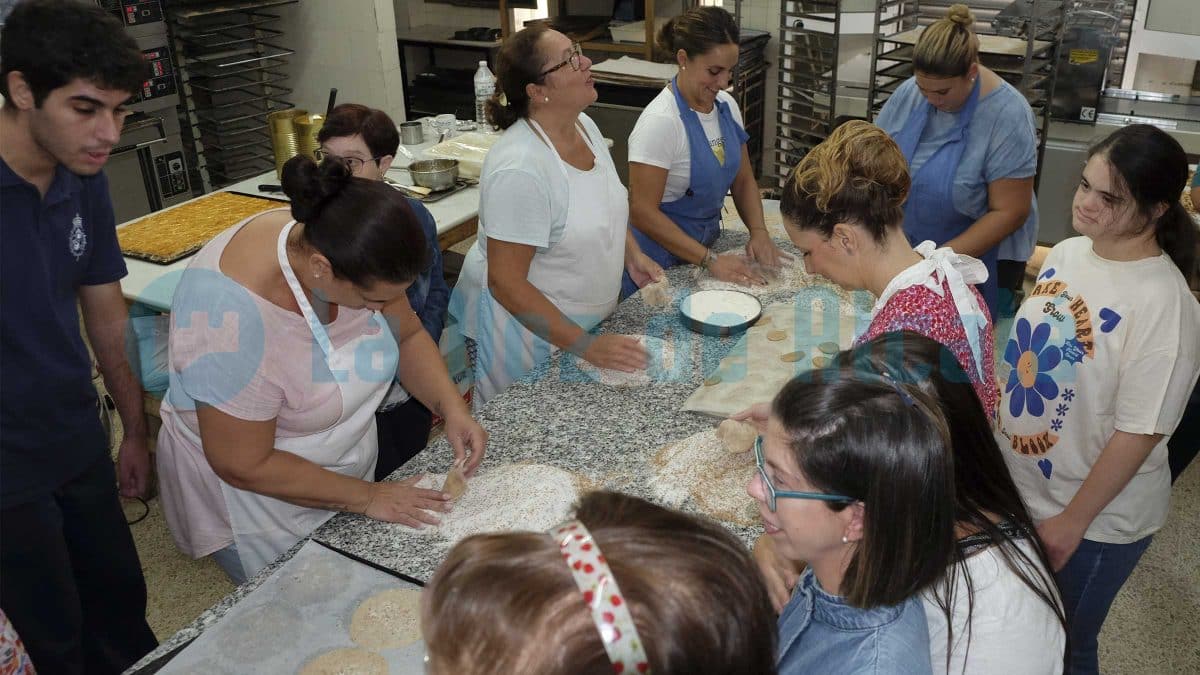 Miembros del Centro Define durante la Primera Horneada de mantecados de Viena en la confitería San Joaquín. Víctor Fernández