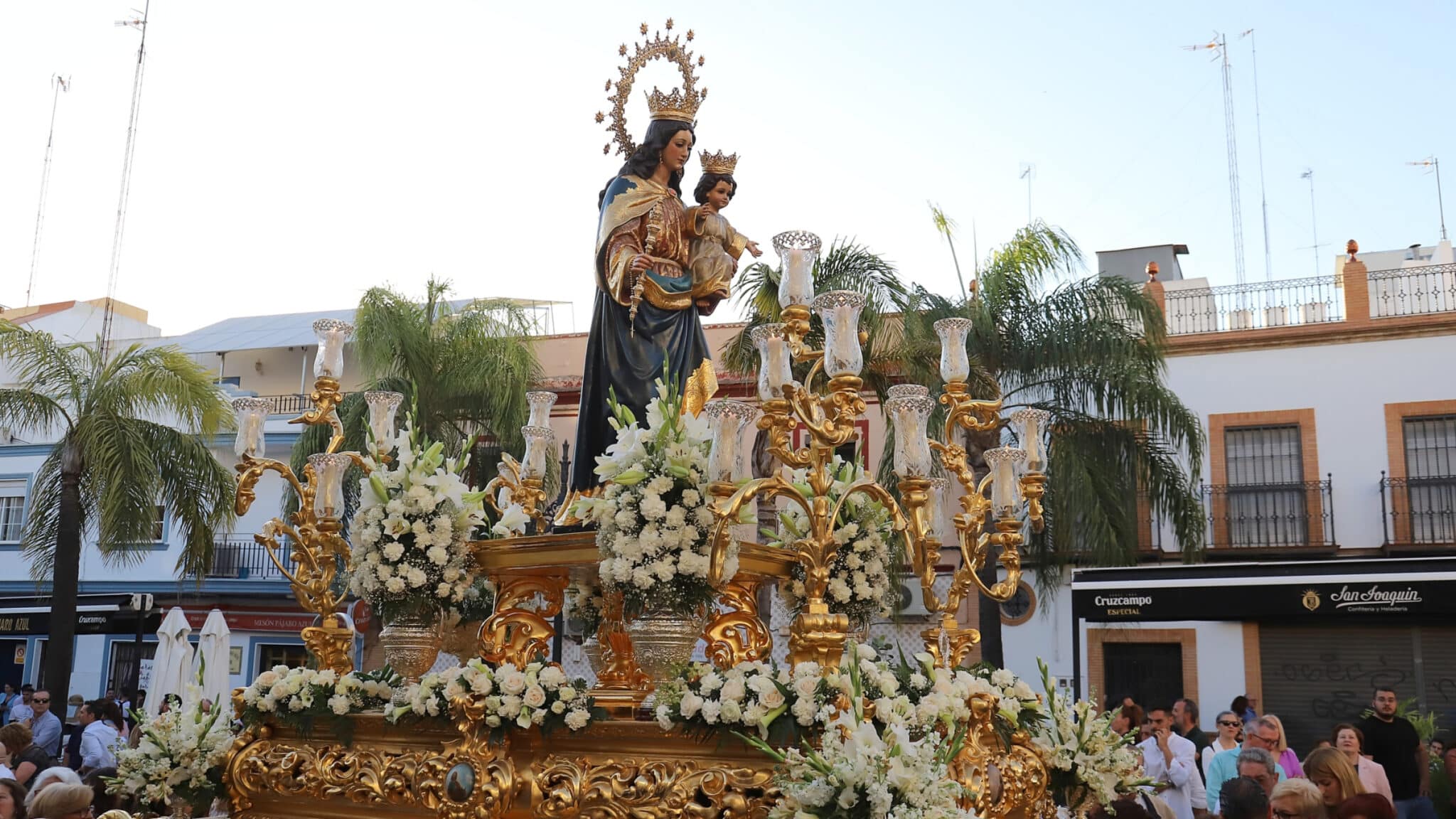 La procesión de María Auxiliadora por las calles de Alcalá en imágenes ...