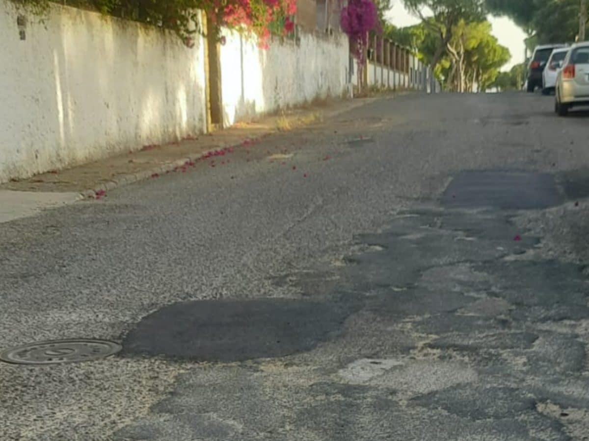 Asfalto parcheado en Pinares de Oromana. Lva