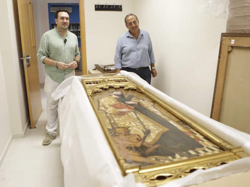 El delegado de Patrimonio y el director del Museo junto a la tabla de San Bartolomé. F. Amador