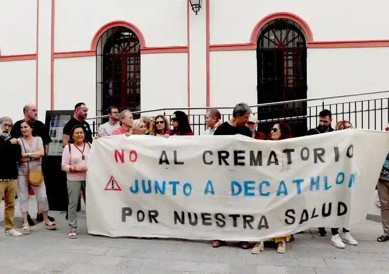 Vecinos de las barriadas de Sevilla junto a las organizaciones alcalareñas que apoyan su protesta. Coral Gata