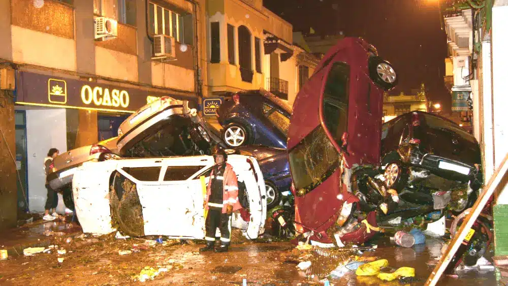 Coches agolpados en la calle Nuestra Señora del Águila tras las fuertes lluvias caídas en Alcalá el 3 de octubre del 2007. JM Ortega