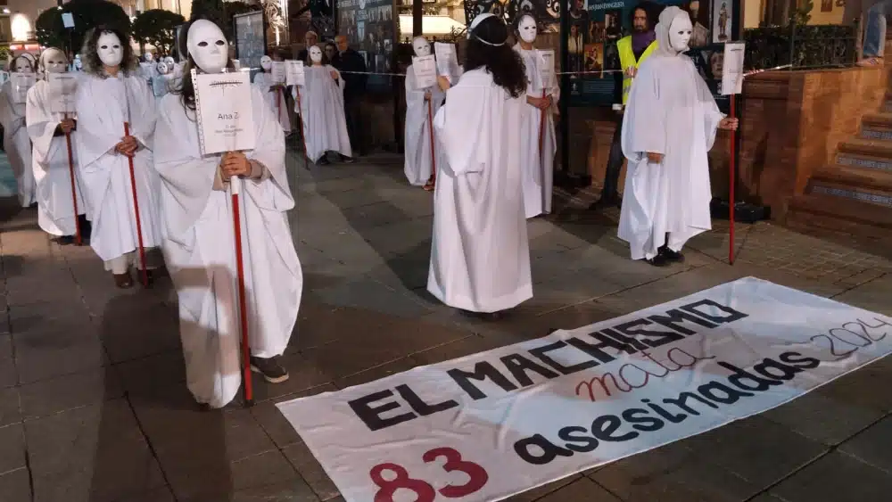 Marcha procesionaria de la asociación «Transformando ENTRE mujeres»