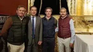 El nuevo capataz de la Esperanza junto a miembros de la Junta de Gobierno de la Hermandad