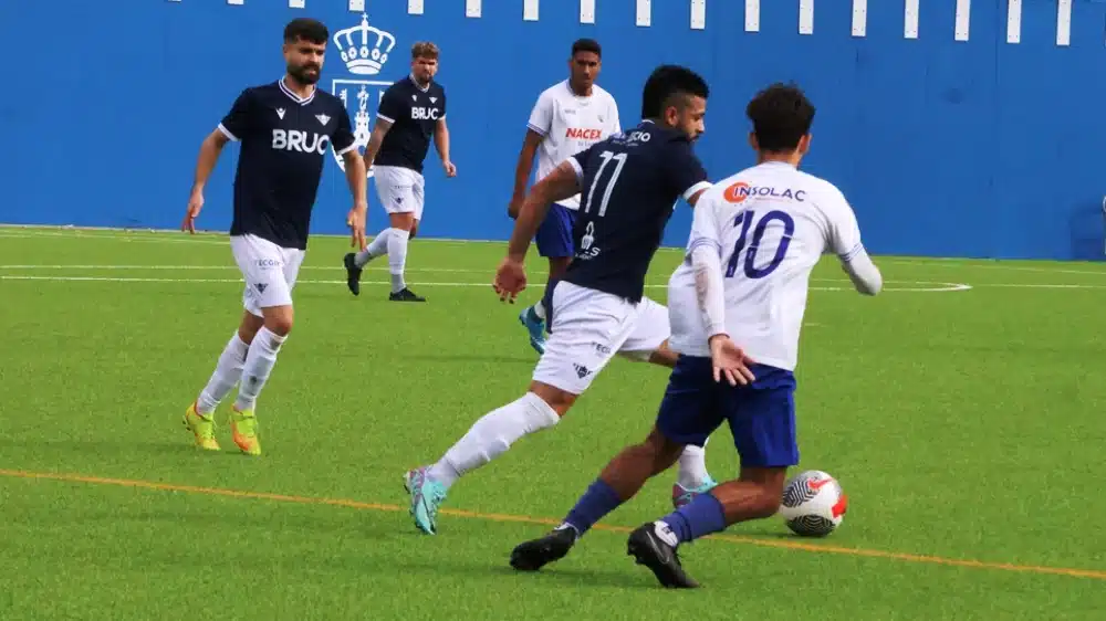 Jugadores del CD Alcalá y Estrella San Agustín en el primer derbi de la temporada