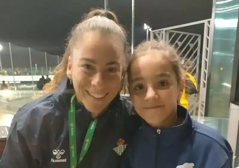 A la derecha, la futbolista Julia Vergara