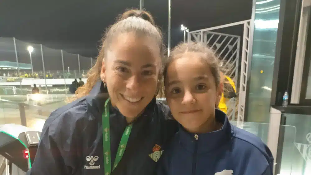 A la derecha, la futbolista Julia Vergara