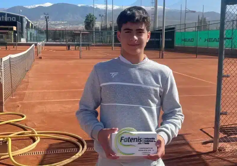 El tenista alcalareño Pepe García tras haber ganado del Campeonato de Andalucía de Tenis Sub 13. LVA