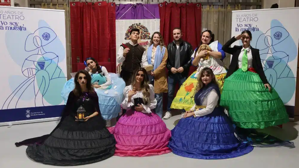 Jóvenes alcalareños representantes de una obra de teatro. LVA