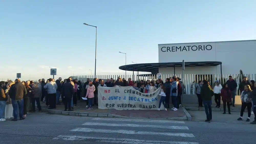 Imagen de la protesta vecinal ante el nuevo crematorio de Alcalá de Guadaíra. Francisco Amador