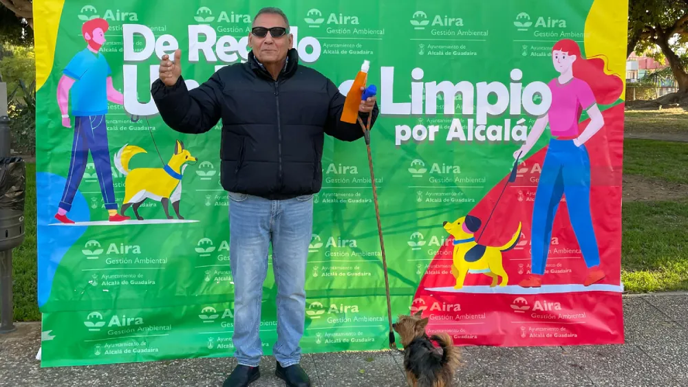 Hombre posando con un perro en el marco de De regalo un paseo limpio / Aira Gestión Ambiental