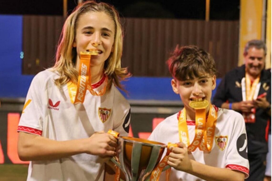 Aitor Francés y Pablo Bañez con el trofeo /LaLiga FC y Fundación José Ramón de la Morena