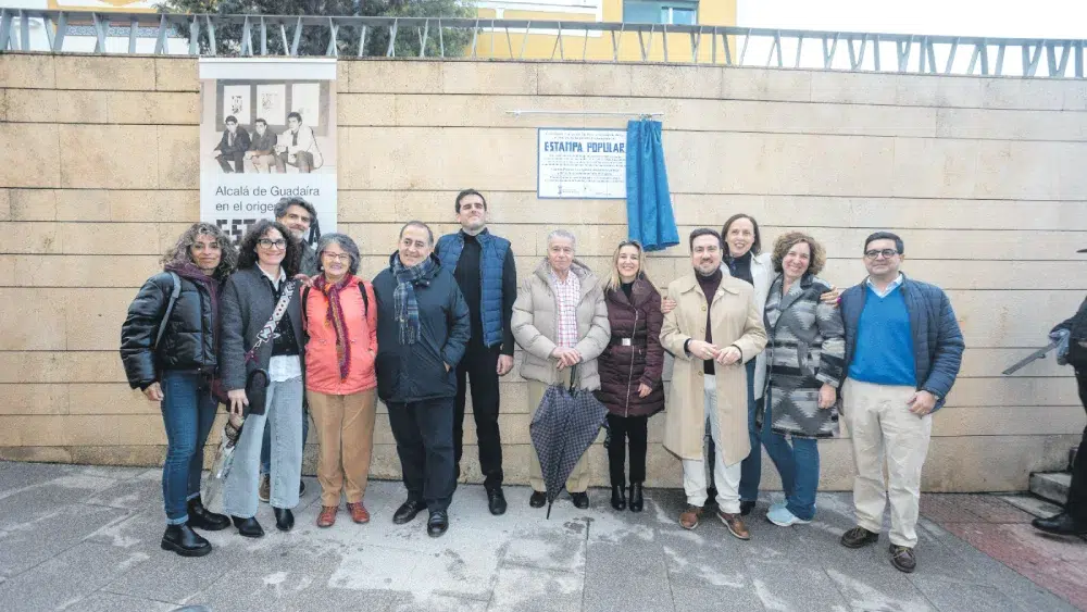 Familiares de los artistas de Estampa Popular y miembros de la corporación municipal durante el acto conmemorativo