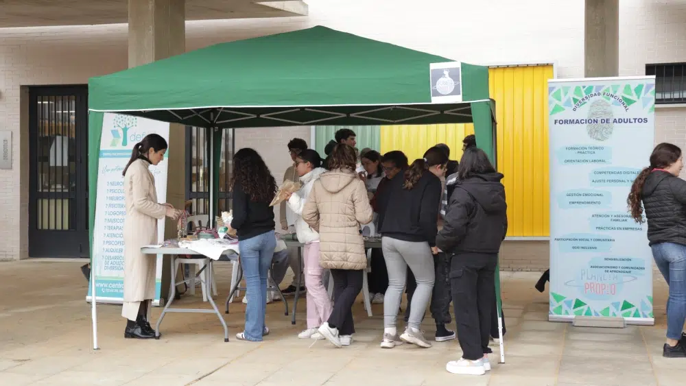 La VI edición de la muestra Contigo es Posible. Jóvenes con el Voluntariado en el IES Hienipa de Alcalá - Marina Ortiz