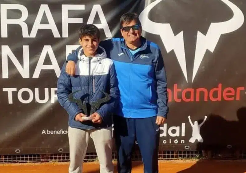 Pepe García con el trofeo del Rafa Nadal Tour Sub-14 celebrado en Barcelona / Alcalá Más Deportes