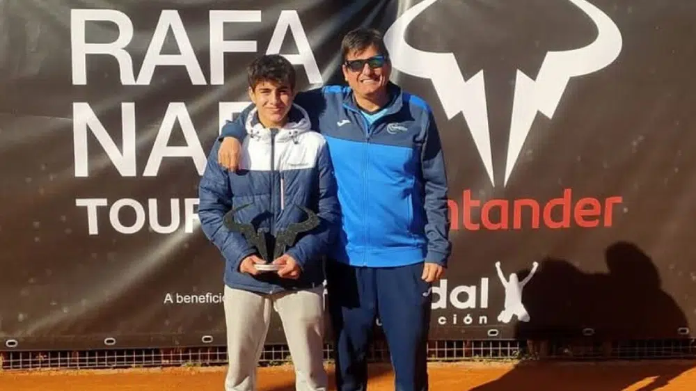 Pepe García con el trofeo del Rafa Nadal Tour Sub-14 celebrado en Barcelona / Alcalá Más Deportes