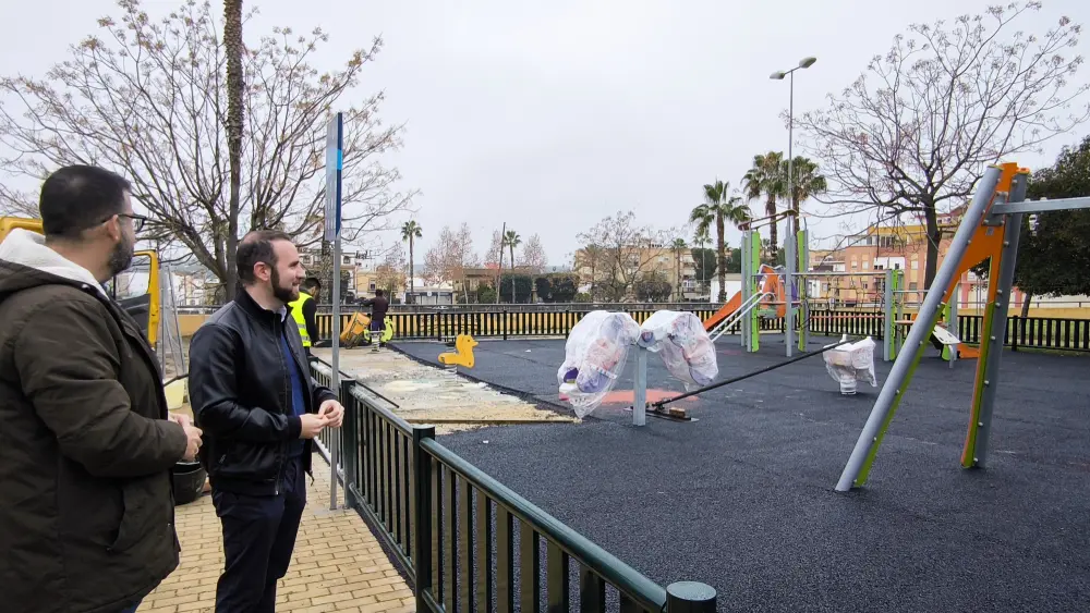 David Delegado visitando el parque de Plaza del Rey / Ayuntamiento de Alcalá de Guadaíra