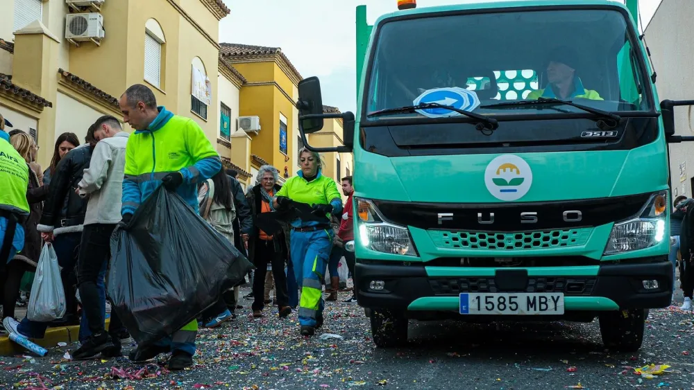 Limpieza de la empresa municipal Aira Gestión Ambiental durante la Cabalgata de Reyes. - AYUNTAMIENTO DE ALCALÁ DE GUADAÍRA