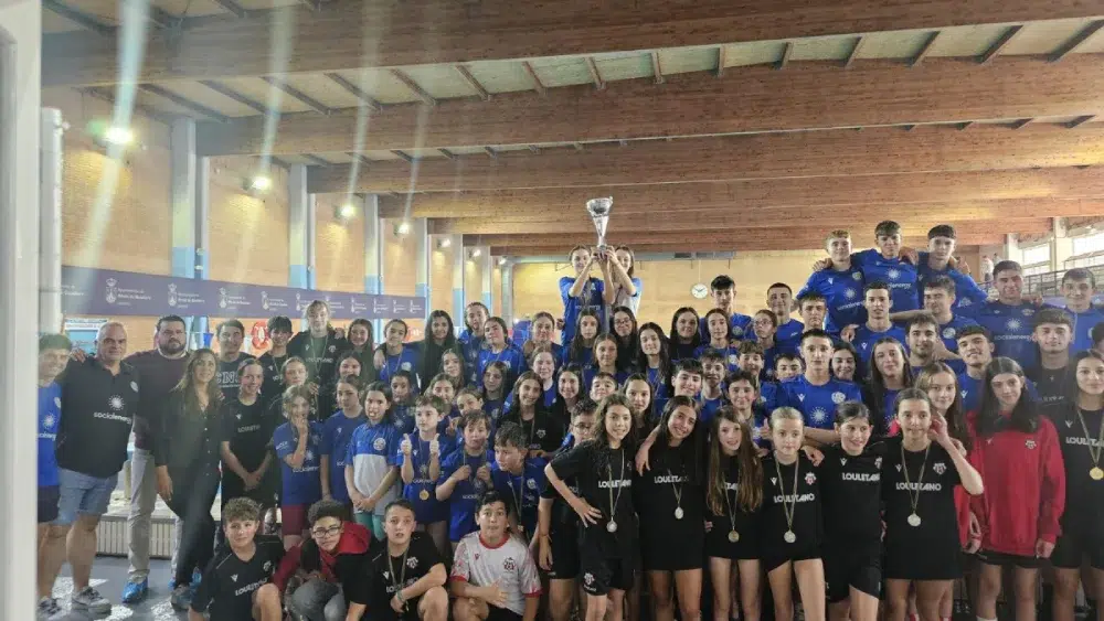 El CNA Social Energy celebrando la victoria en el Trofeo de Natación Nuestra Señora del Águila / CNA Social Energy