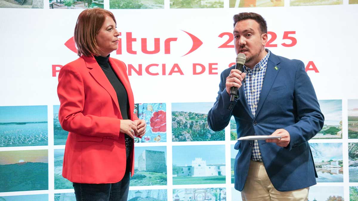 Mabel Matas y Christopher Rivas en la presentación de la programación cultural de Alcalá en Fitur / F. Amador