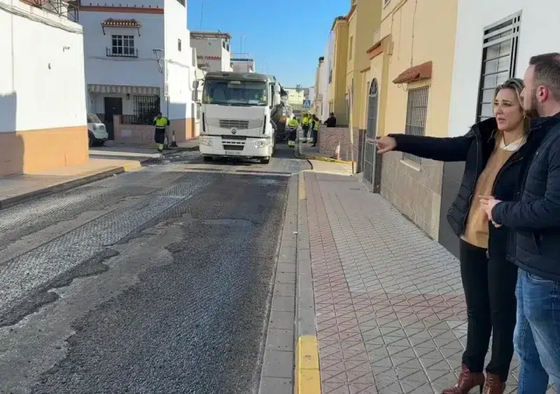 Ana Isabel Jiménez y David Delgado en la visita a la barriada Pablo VI / Ayuntamiento de Alcalá