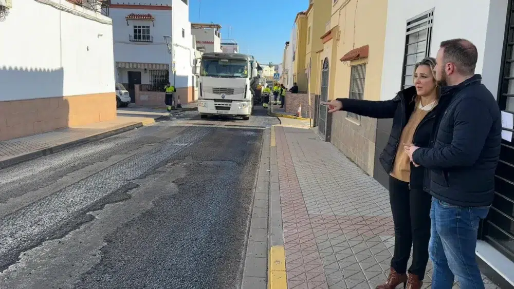 Ana Isabel Jiménez y David Delgado en la visita a la barriada Pablo VI / Ayuntamiento de Alcalá