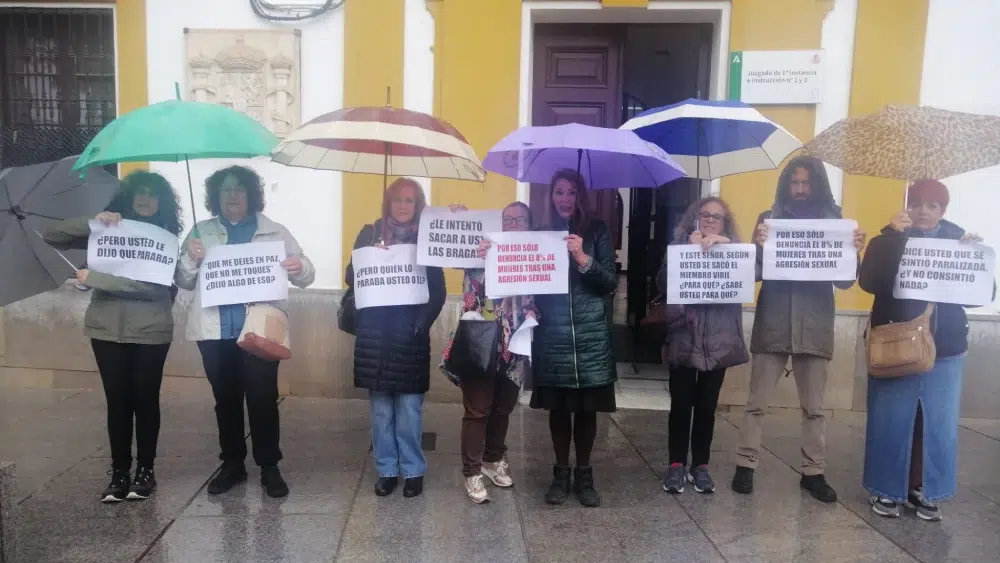 Imagen del organismo «Transformando entre mujeres» frente al Juzgado de Instrucción de Alcalá de Guadaíra