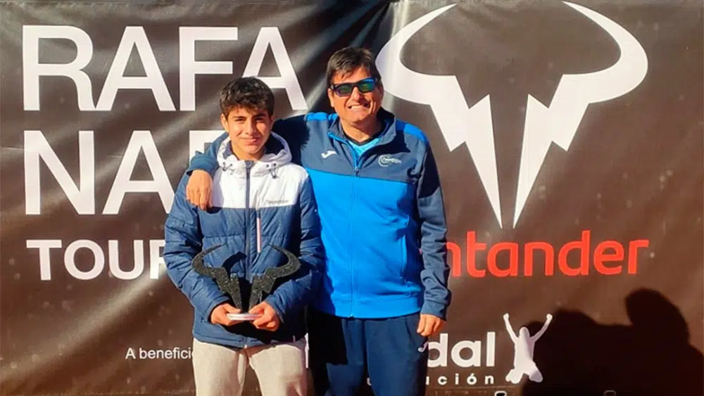 El nuevo integrante de la selección española de tenis sub14 junto al técnico de la Federación Andaluza de Tenis, David Clavero.