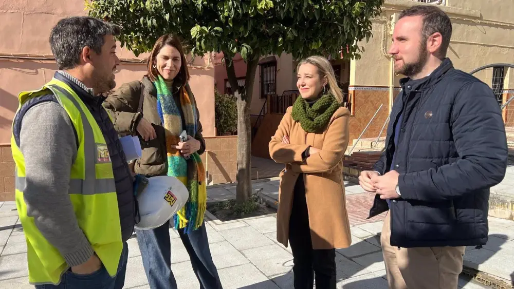 La alcaldesa de Alcalá visita la Plaza de la Constitución, objeto de obras de mejora de accesibilidad - Ayuntamiento de Alcalá