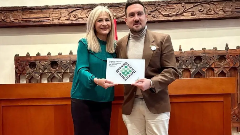 La consejera de Cultura y el delegado municipal, con el sello que certifica que Alcalá de Guadaíra renueva su compromiso con la Red Andaluza de Teatros Públicos - Ayuntamiento de Alcalá