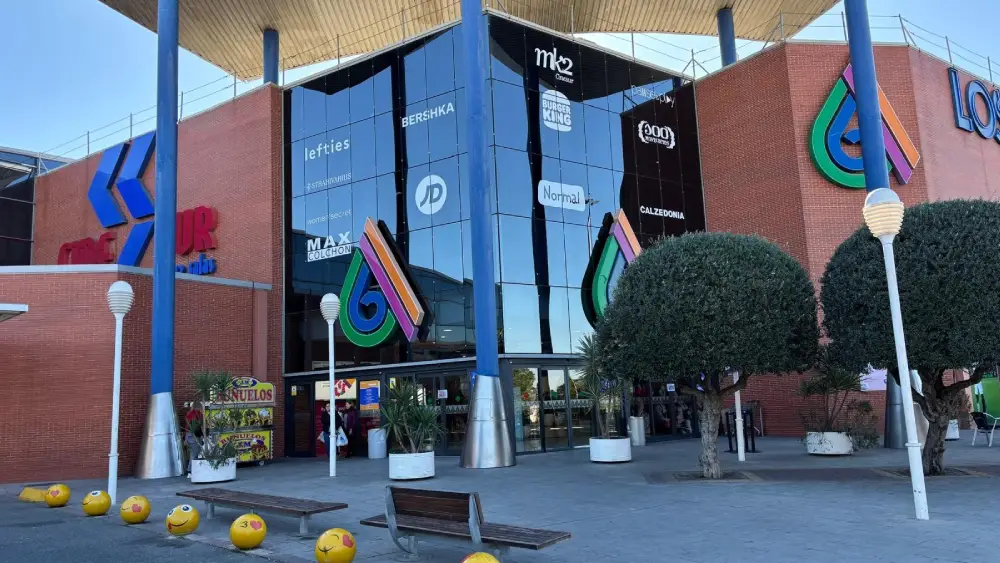 La fachada del centro comercial Los Alcores - C.C. Los Alcores