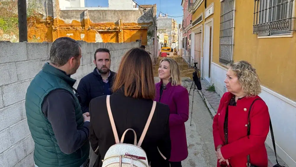 La alcaldesa de Alcalá se reúne con vecinos de la calle Coracha ante el comienzo de la segunda fase de la reforma integral de la vía. - AYTO.DE ALCALÁ