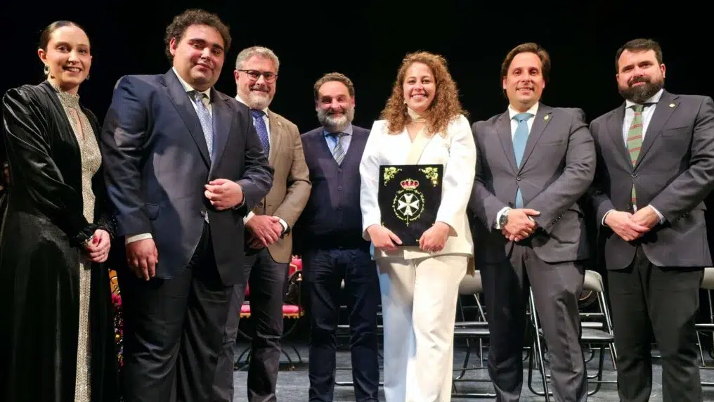 La pregonera Ana Álvarez con los miembros del Consejo de Hermandades de Alcalá - Lva