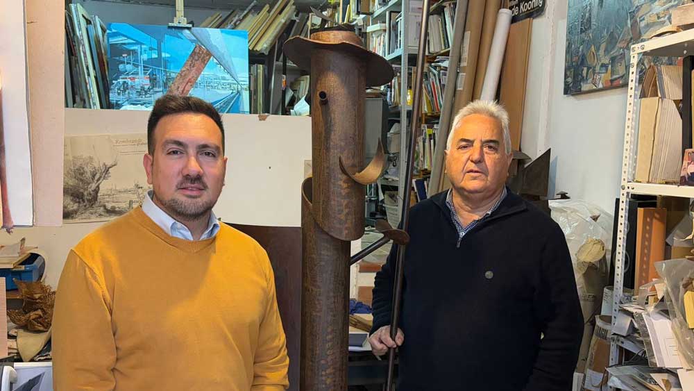 Christopher Rivas en el estudio de Rafael Cerdá, junto con la escultura 'Quijote'. - Ayuntamiento de Alcalá de Guadaíra