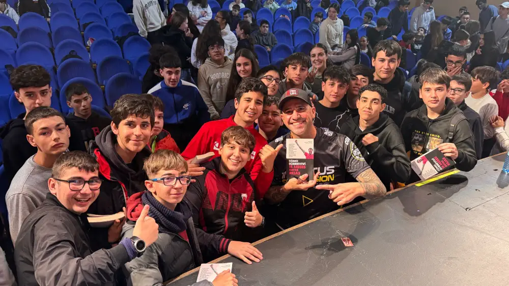 Santiago Sánchez Cogedor con estudiantes del instituto alcalareño - IES Albero