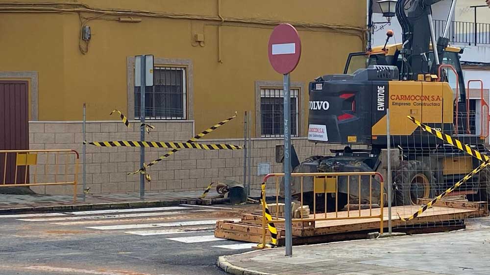 Obras de reparación del socavón en la calle Hojiblanca. - Antonio Muñoz / LVA